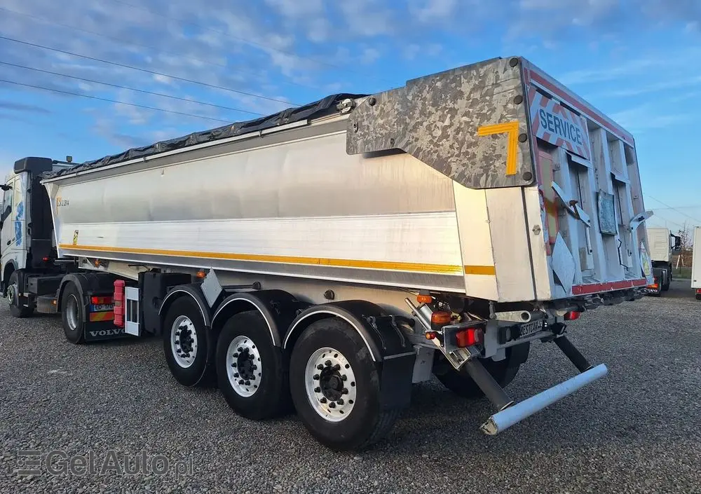 BENALU 28m3 / 2013 / 2 osie podnoszone / Import Francja 