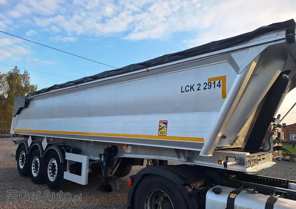 BENALU 28m3 / 2013 / 2 osie podnoszone / Import Francja 