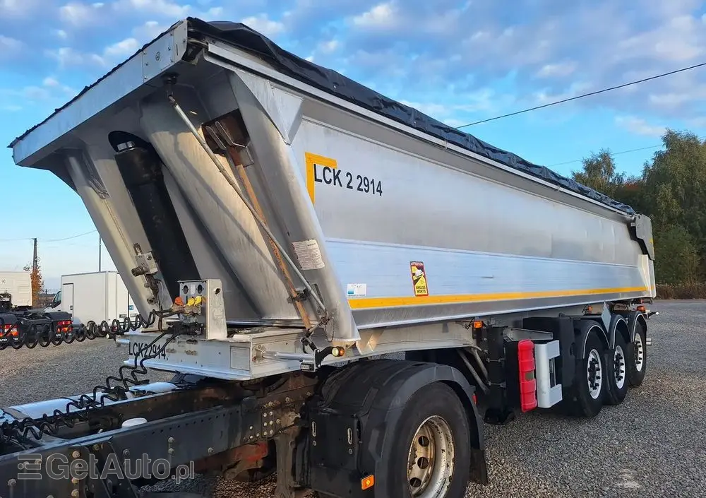 BENALU 28m3 / 2013 / 2 osie podnoszone / Import Francja 