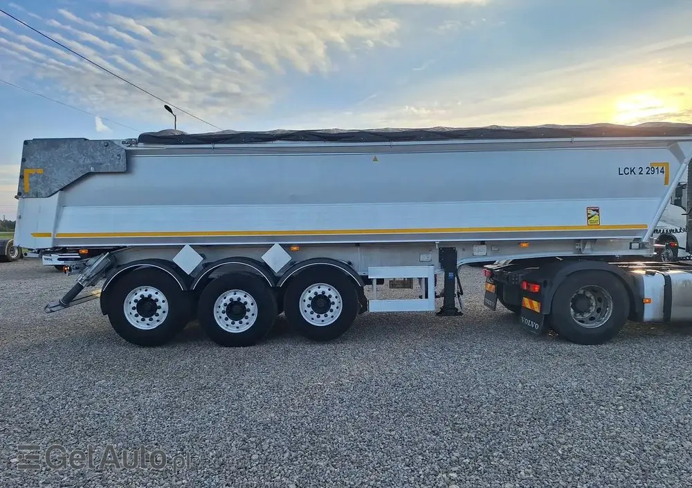 BENALU 28m3 / 2013 / 2 osie podnoszone / Import Francja 