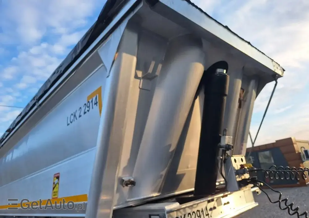 BENALU 28m3 / 2013 / 2 osie podnoszone / Import Francja 