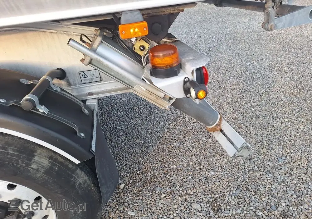 BENALU 28m3 / 2013 / 2 osie podnoszone / Import Francja 