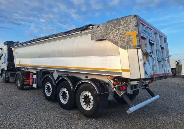 BENALU 28m3 / 2013 / 2 osie podnoszone / Import Francja 