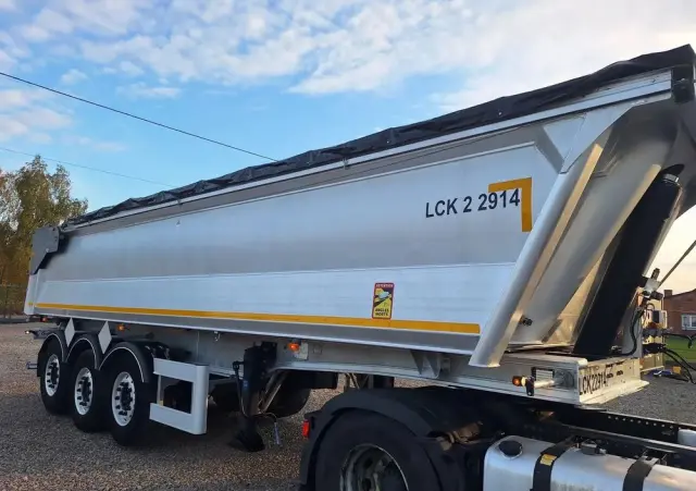 BENALU 28m3 / 2013 / 2 osie podnoszone / Import Francja 