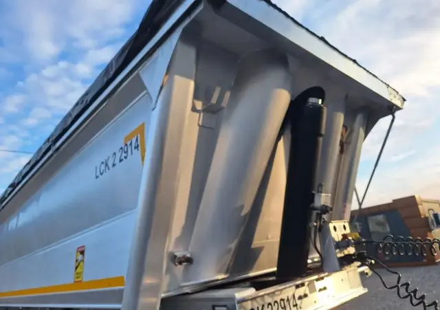 BENALU 28m3 / 2013 / 2 osie podnoszone / Import Francja 