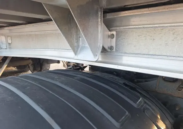 BENALU 28m3 / 2013 / 2 osie podnoszone / Import Francja 