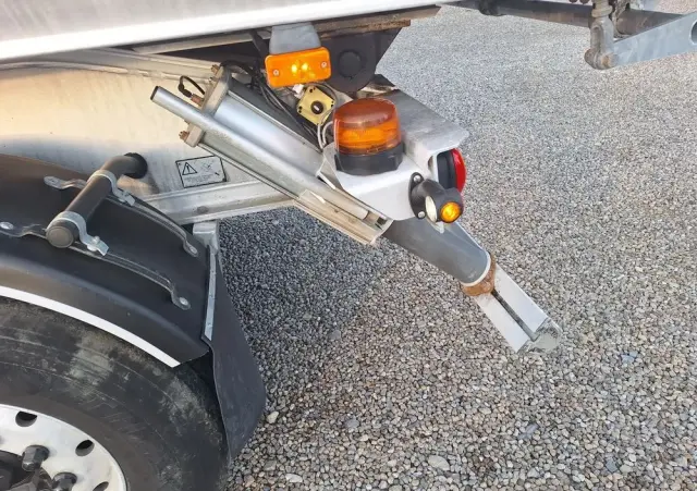 BENALU 28m3 / 2013 / 2 osie podnoszone / Import Francja 