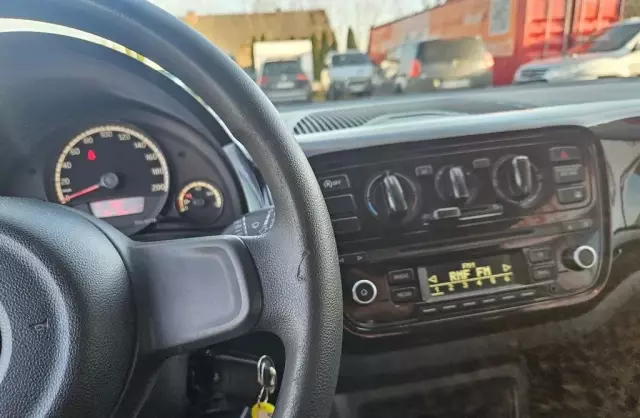 VOLKSWAGEN Up! 
