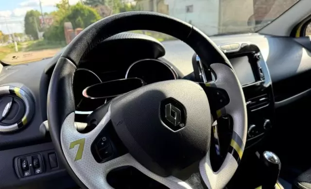 RENAULT Clio 
