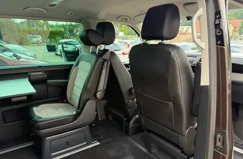 VOLKSWAGEN Multivan 