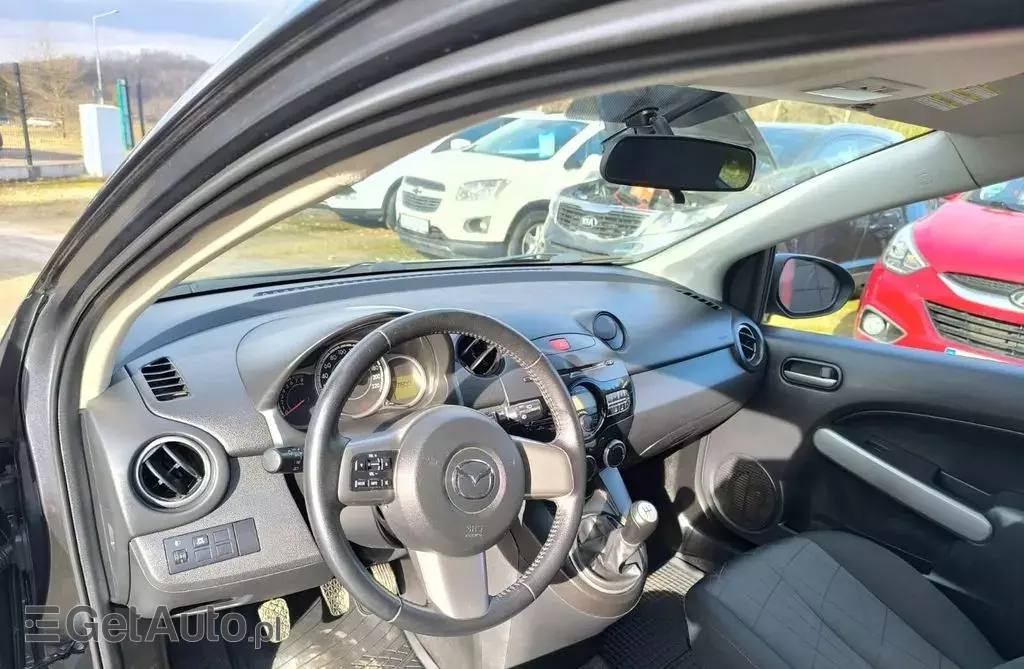 MAZDA 2 