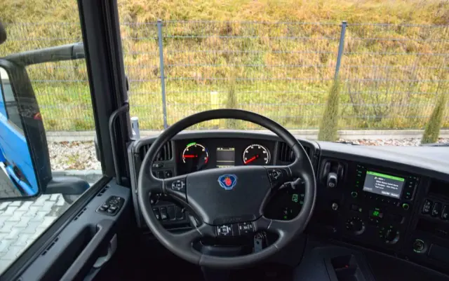 SCANIA P250 / EURO 6 / SKRZYNIA 7.8 M / WINDA DHOLLANDIA / PODUSZKI NA TYLNEJ OSI / RETARDER / KLIMA / TEMPOMAT / SERWISOWANY / SPROWADZONY 