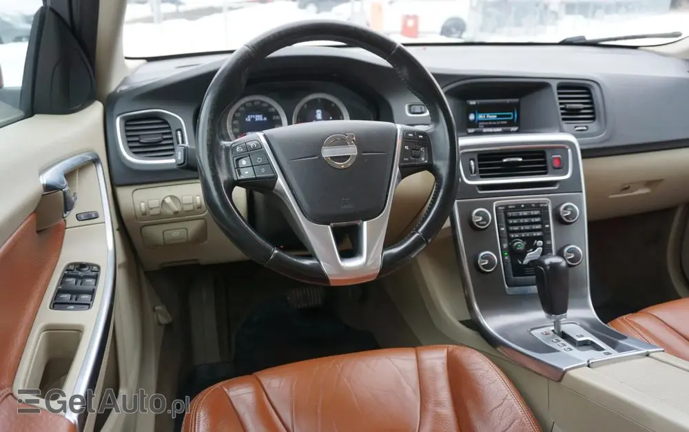VOLVO V60 