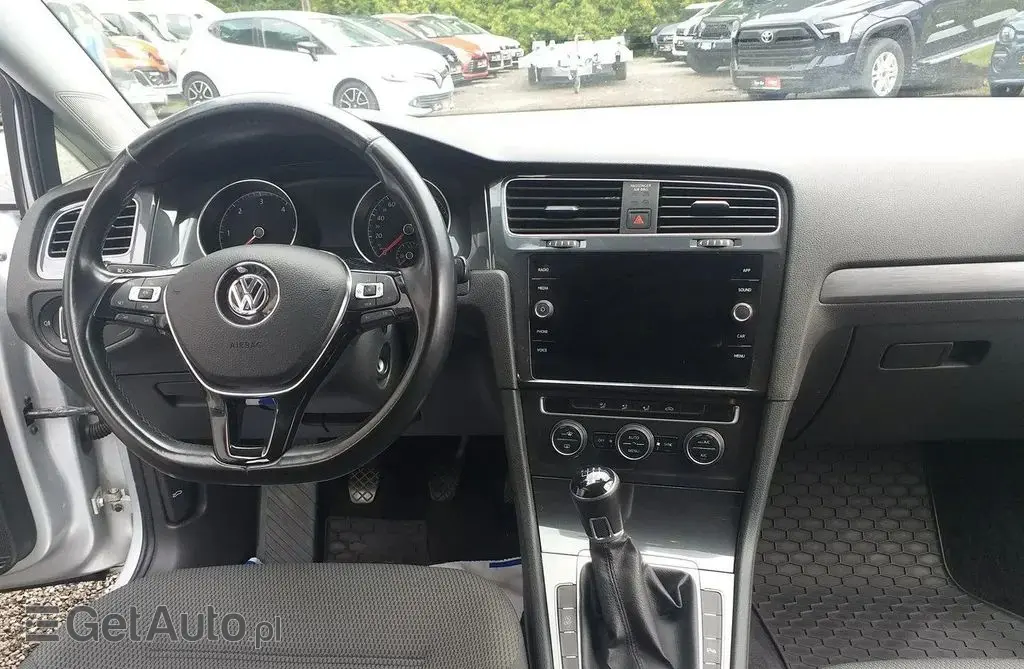 VOLKSWAGEN Golf 