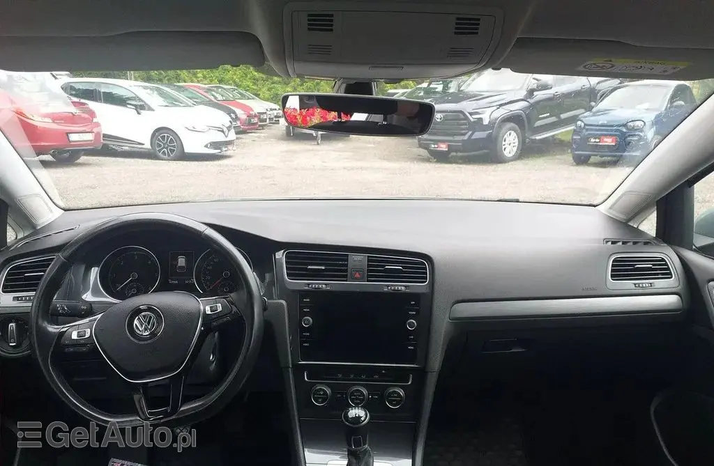 VOLKSWAGEN Golf 