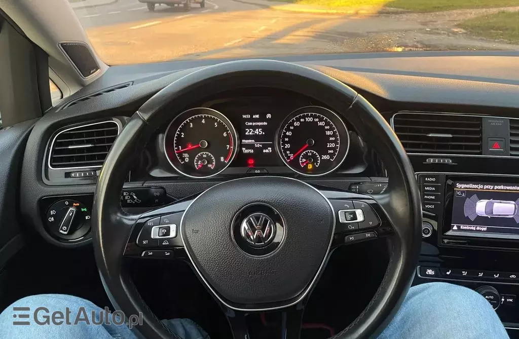 VOLKSWAGEN Golf 
