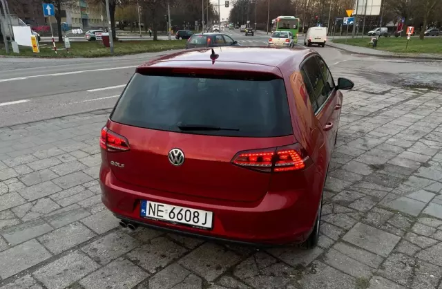 VOLKSWAGEN Golf 