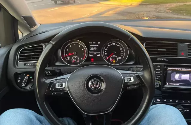 VOLKSWAGEN Golf 