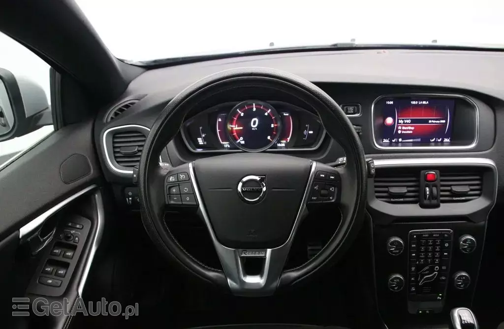VOLVO V40 