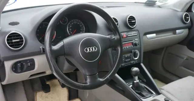 AUDI A3 3-drzwiowe 1.6 Ambiente