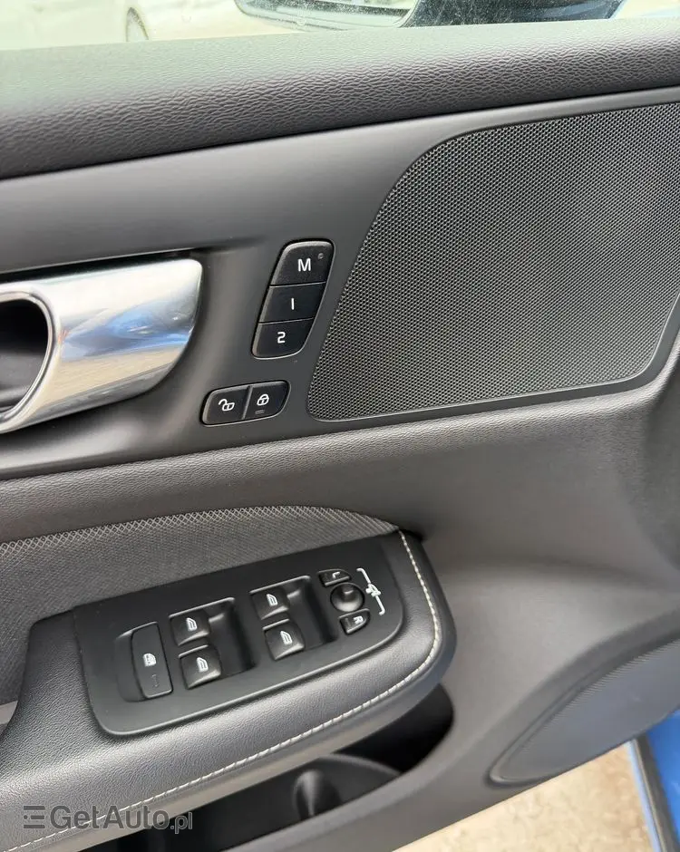 VOLVO V60 B4 B R-Design