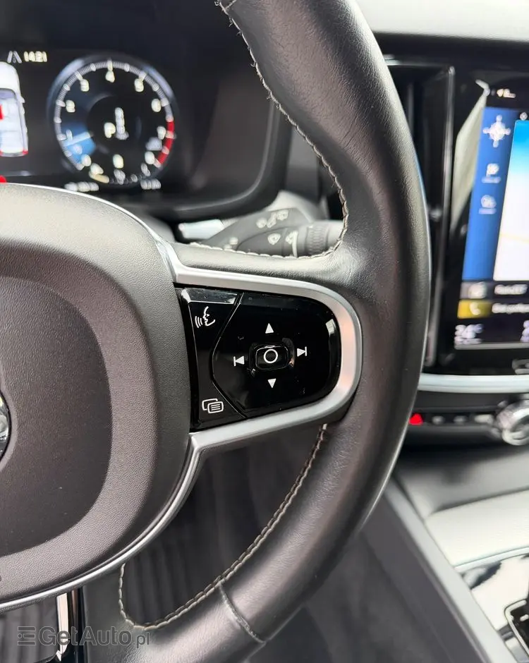 VOLVO V60 B4 B R-Design