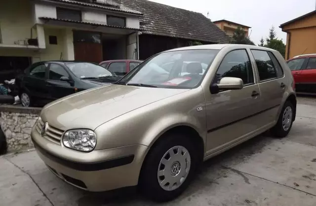 VOLKSWAGEN Golf 