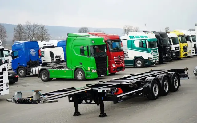 KÖGEL NACZEPA PODKONTENEROWA /  UNIWERSALNA  / ROZSUWANY TYŁ / DO WSZYSTKICH KONTENERÓW 