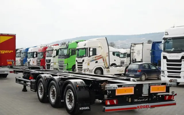 KÖGEL NACZEPA PODKONTENEROWA /  UNIWERSALNA  / ROZSUWANY TYŁ / DO WSZYSTKICH KONTENERÓW 