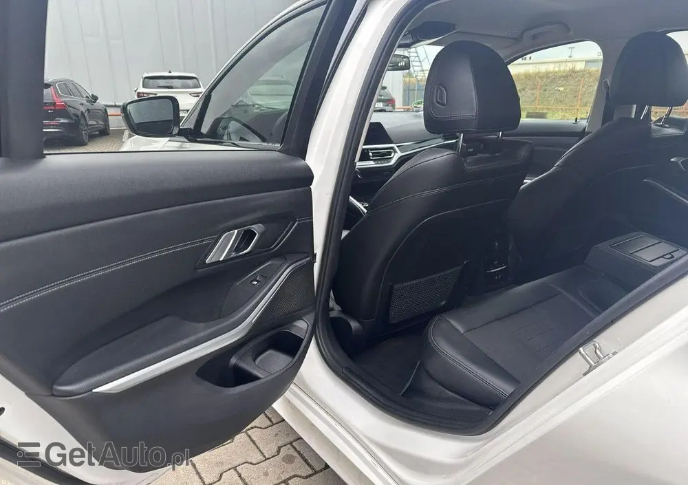 BMW Seria 3 318i Sport Line