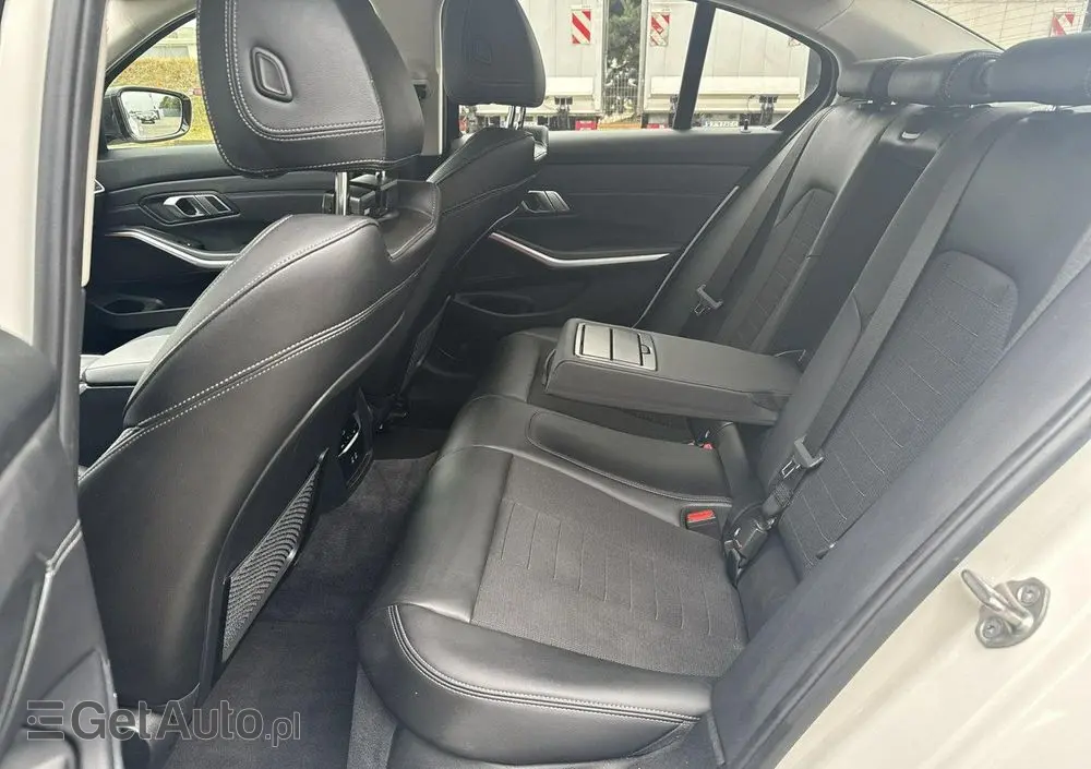 BMW Seria 3 318i Sport Line