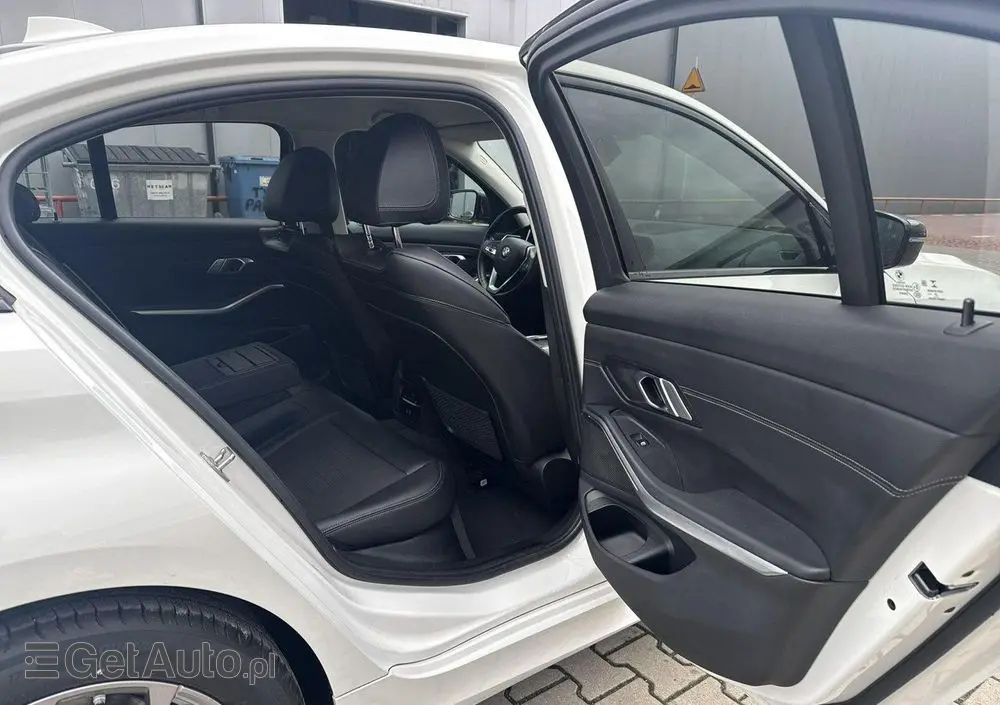 BMW Seria 3 318i Sport Line