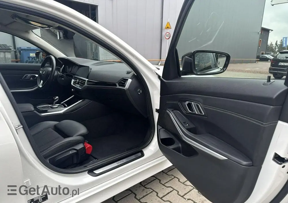 BMW Seria 3 318i Sport Line