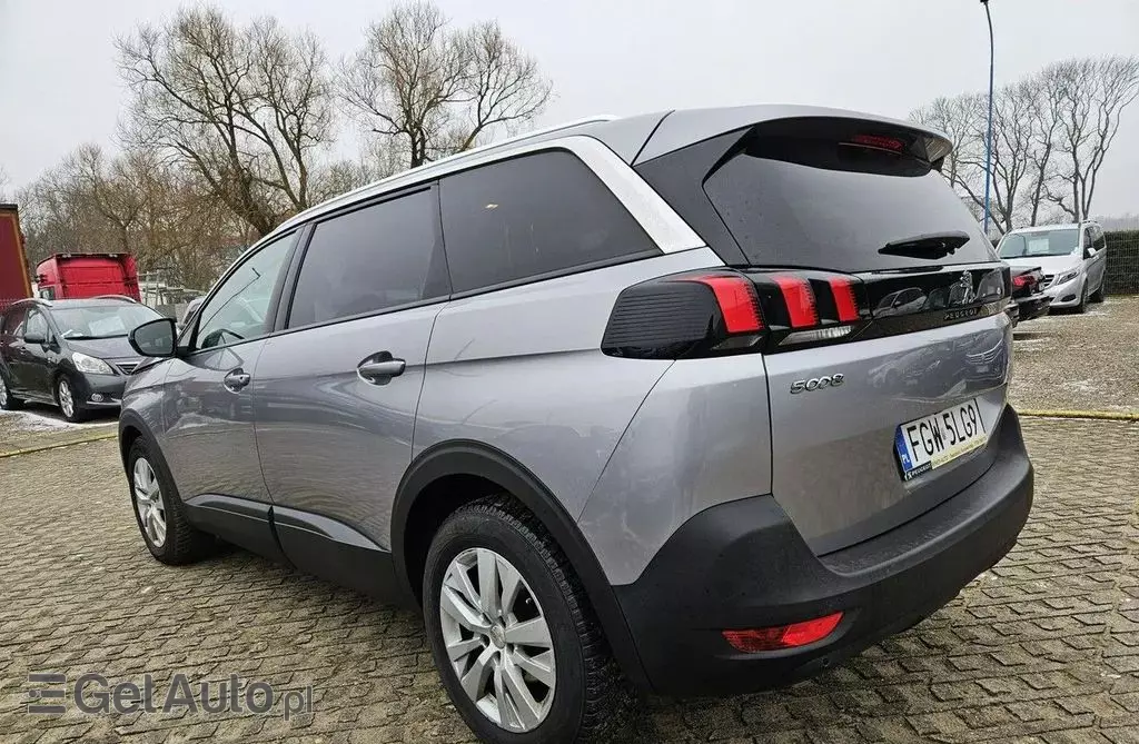 PEUGEOT 5008 