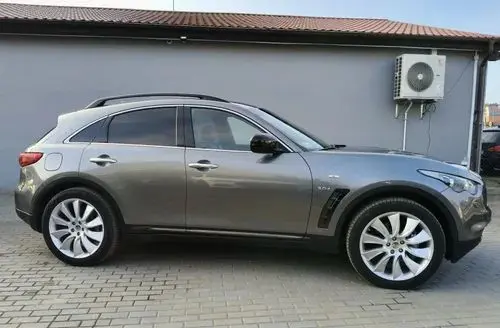 INFINITI QX70 