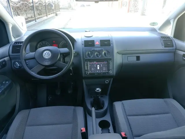 VOLKSWAGEN Touran 