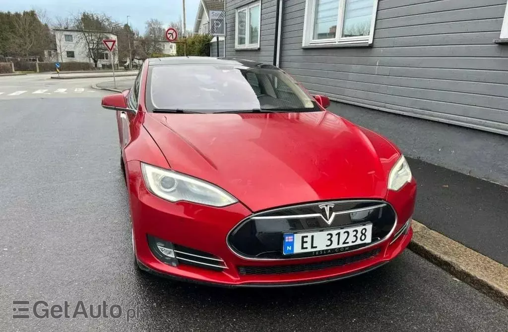 TESLA Model S 