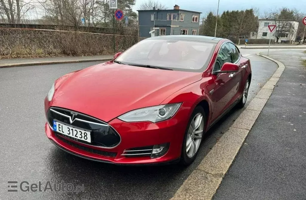 TESLA Model S 