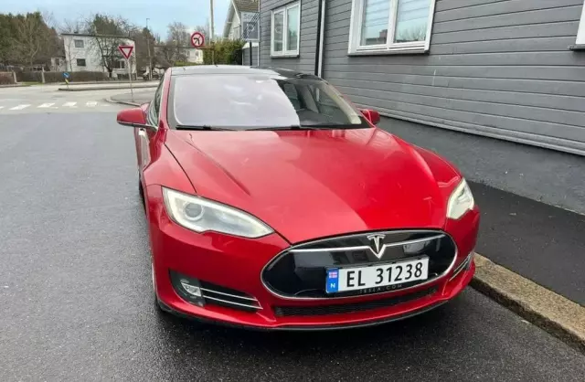 TESLA Model S 