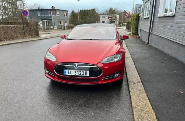 TESLA Model S 