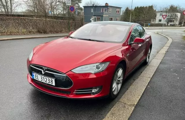 TESLA Model S 