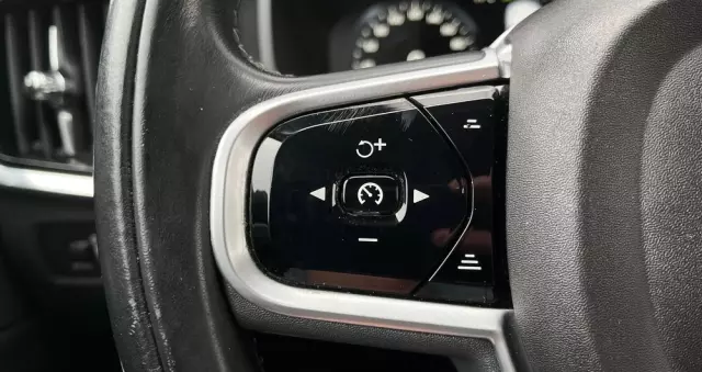 VOLVO V90 D3 AWD Momentum