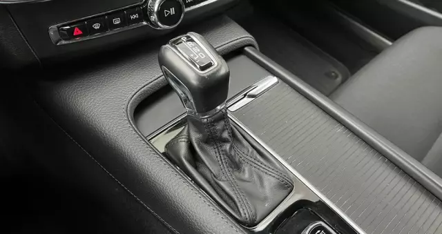 VOLVO V90 D3 AWD Momentum