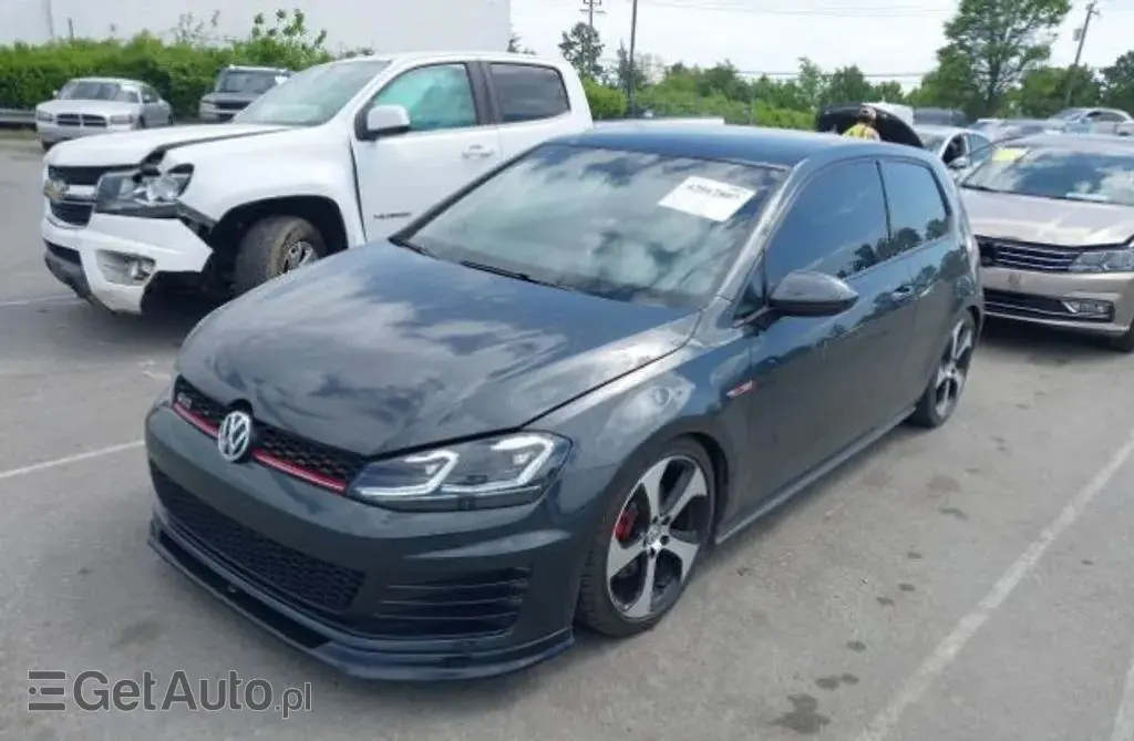 VOLKSWAGEN Golf 