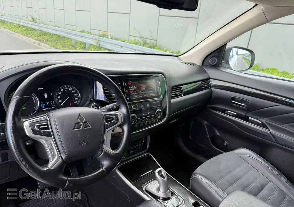 MITSUBISHI Outlander 2.0 4WD Plug-In Hybrid Plus
