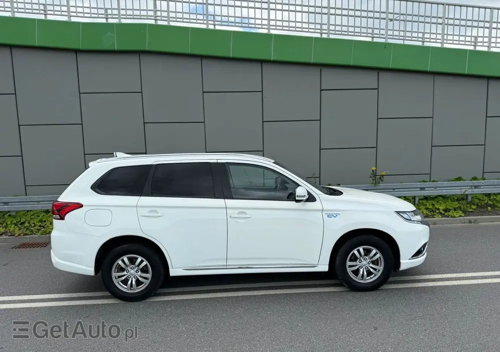 MITSUBISHI Outlander 2.0 4WD Plug-In Hybrid Plus