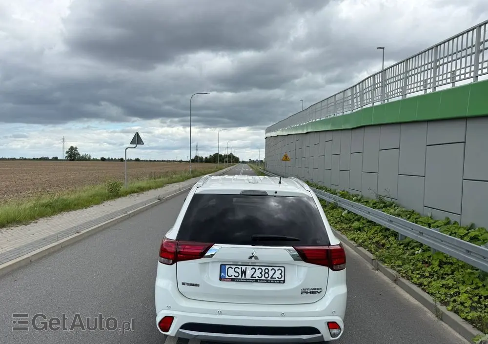 MITSUBISHI Outlander 2.0 4WD Plug-In Hybrid Plus