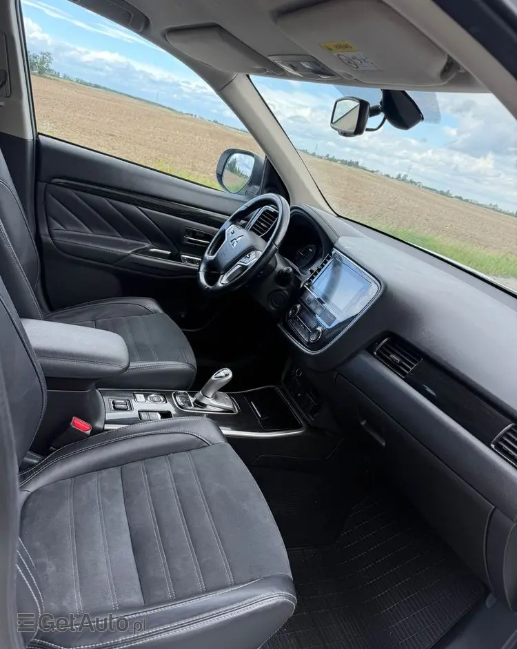 MITSUBISHI Outlander 2.0 4WD Plug-In Hybrid Plus