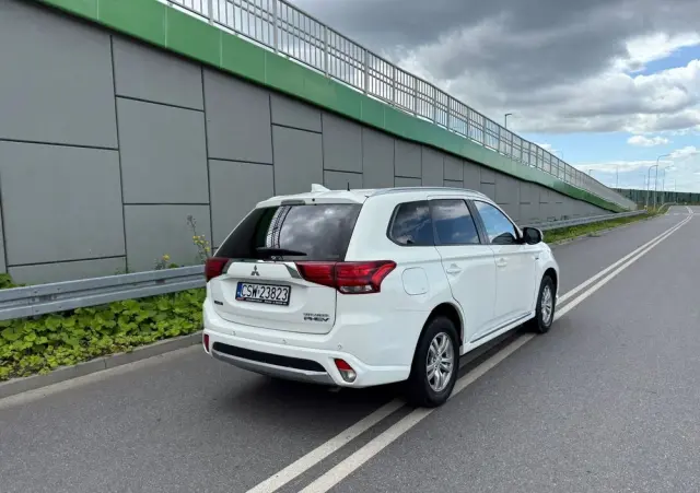 MITSUBISHI Outlander 2.0 4WD Plug-In Hybrid Plus