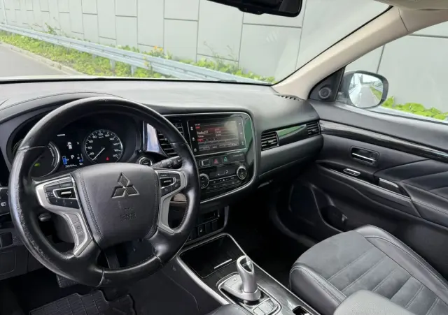 MITSUBISHI Outlander 2.0 4WD Plug-In Hybrid Plus